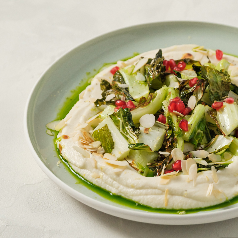 Blumenkohl-Tahini-Püree mit knusprigen Blumenkohlblättern