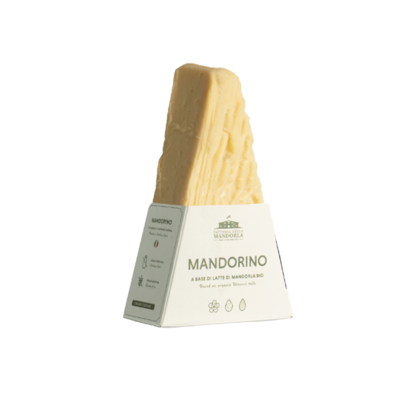 Produktfoto zu Mandorino, kräftige veggi Alternative zu Hartkäse von Fattoria della Mandorla
