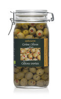 Grüne Oliven gefüllt mit rotem Paprika, in Kräuteröl, kaltverarbeitet