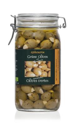Grüne Oliven gefüllt mit Mandeln in Kräuteröl entsteint EPíKOUROS