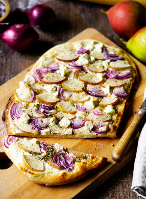 Flammkuchen mit Birne, Zwiebel, Feta